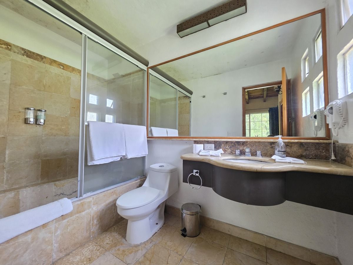 8 of 17: Baño completo habitación principal