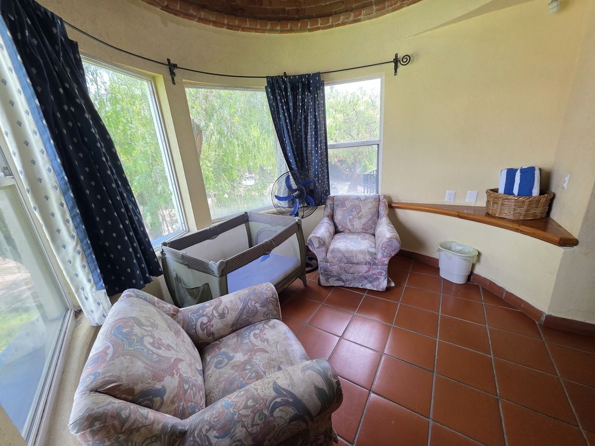 10 of 17: Sala de habitación principal