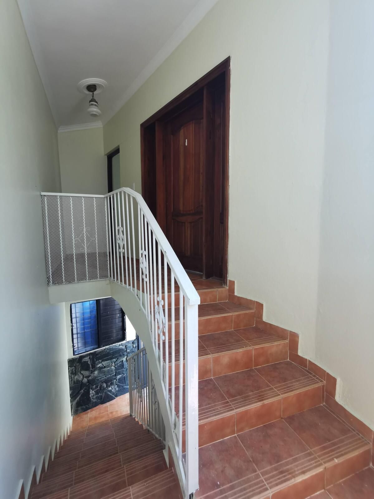 3 de 17: Escalera de acceso