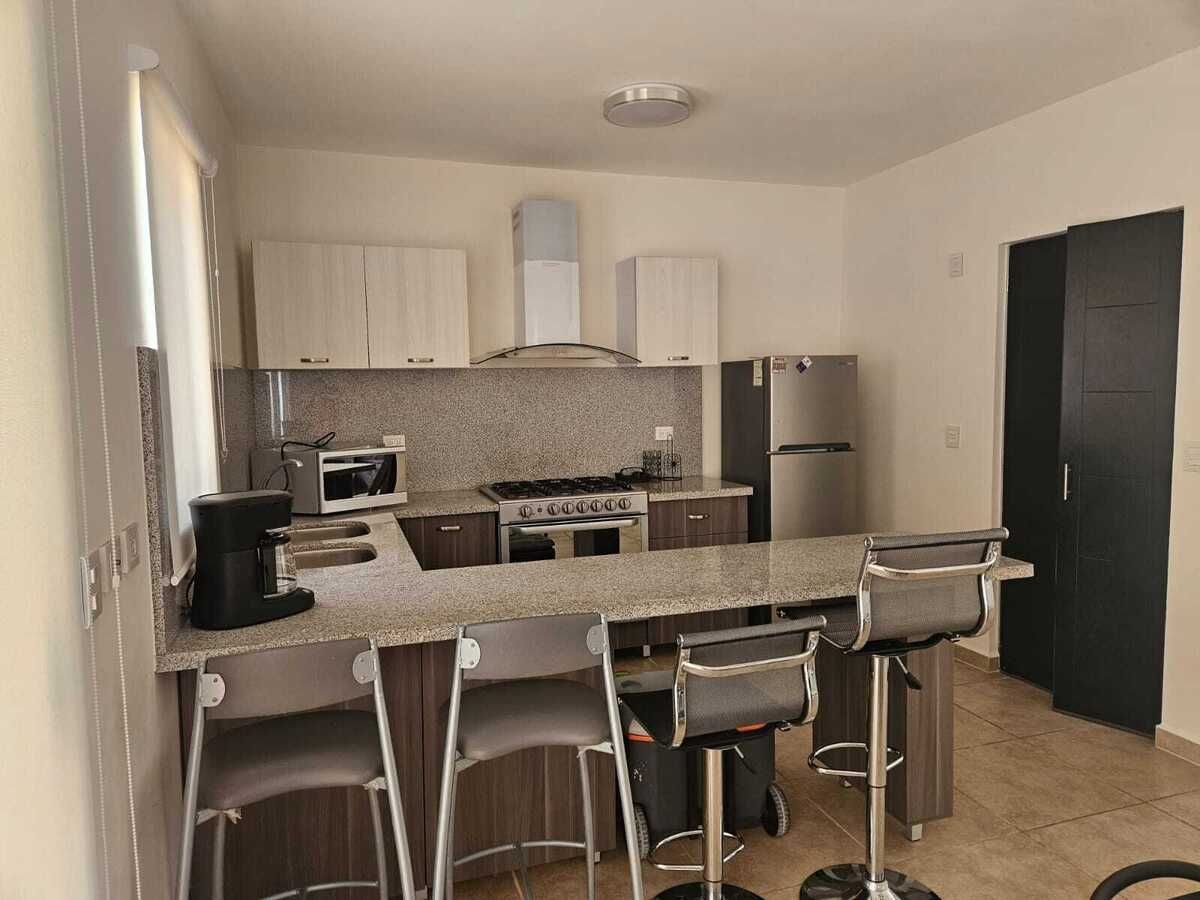 5 of 18: BARRA EN COCINA