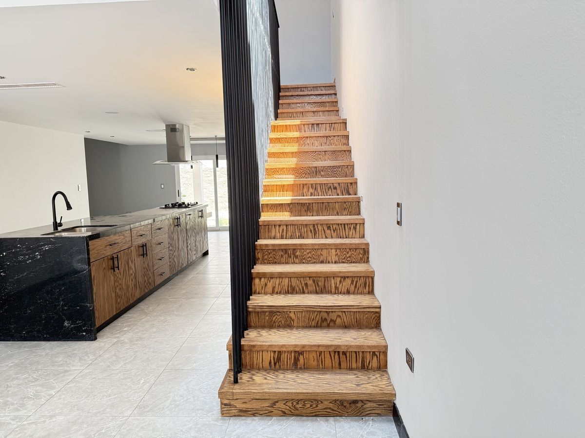 3 of 40: Escaleras con huella de madera y tirantes de acero