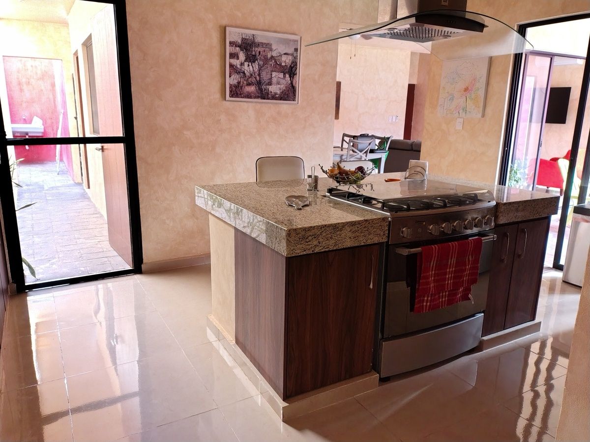 4 de 16: Cocina y pasillo cuarto de lavado y servicio