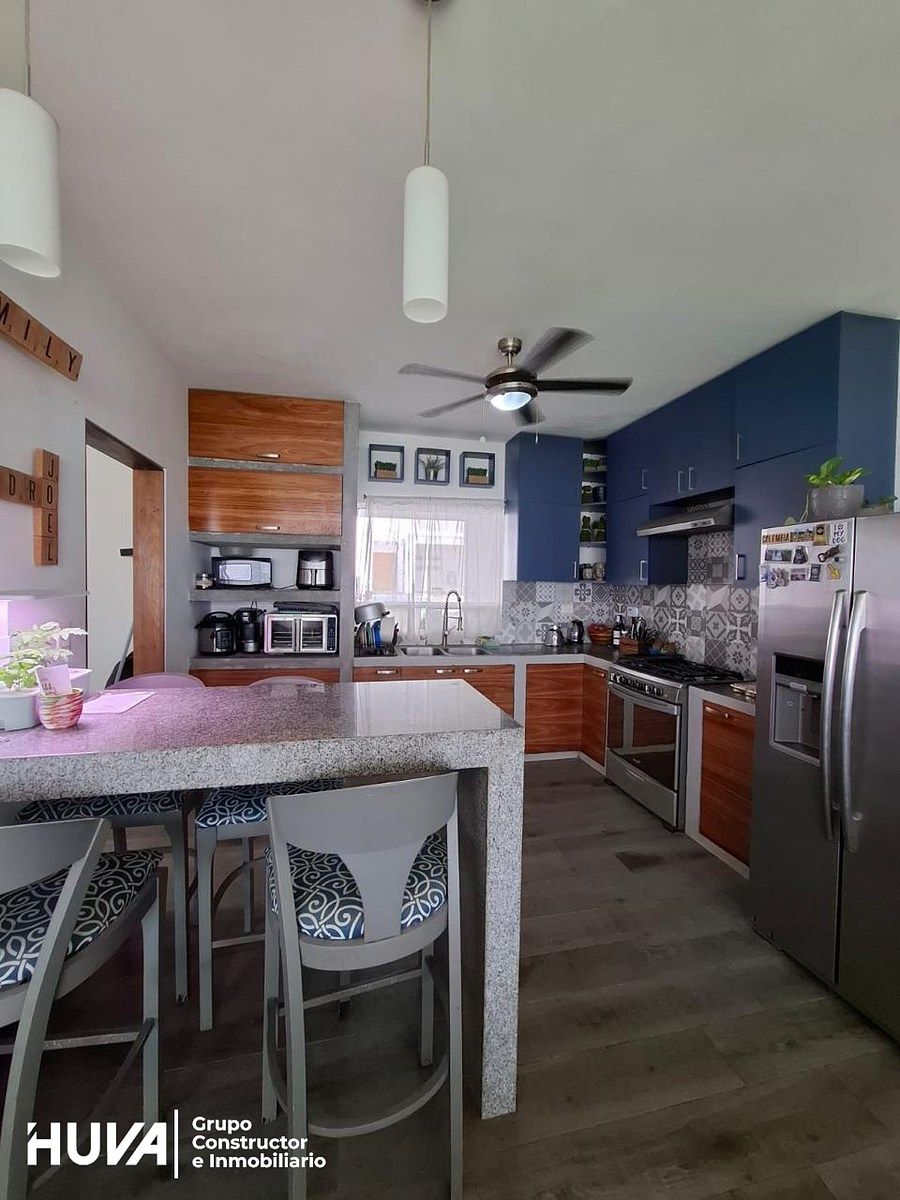 5 de 13: Cocina integral con barra desayunadora