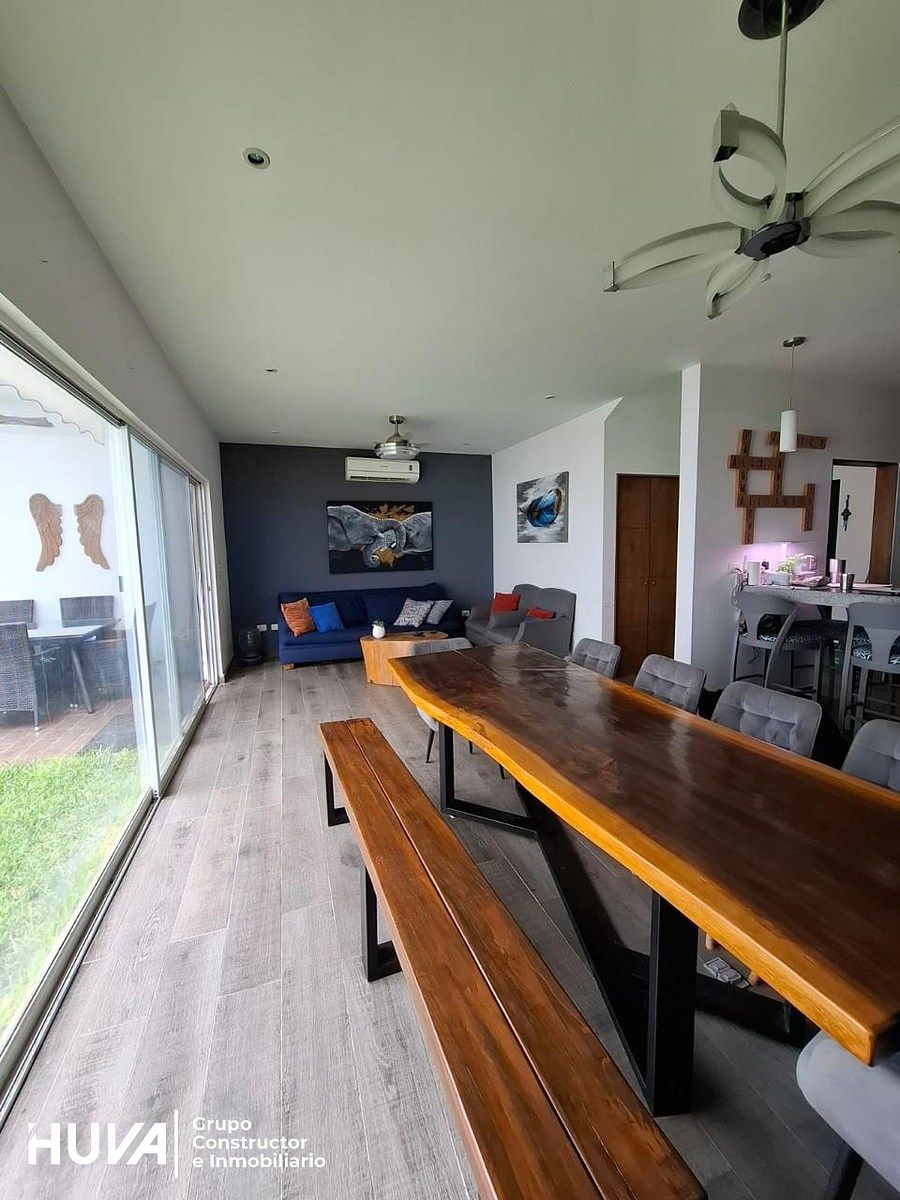 7 de 13: Comedor para 8 personas y sala al fondo