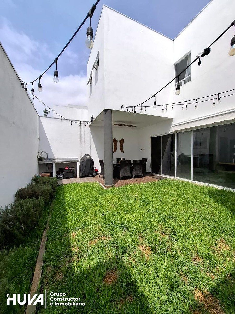 8 de 13: Patio amplio con terraza y área de asador.