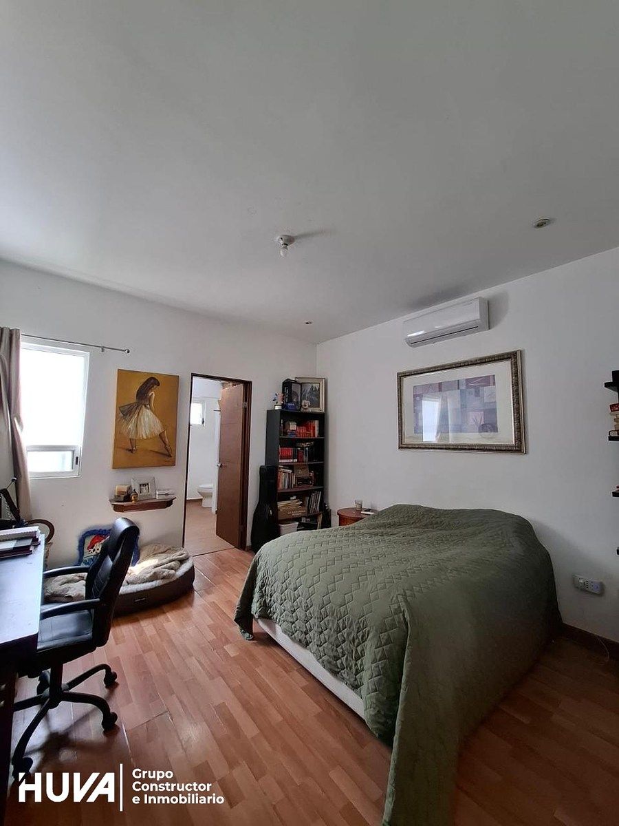 13 de 13: Recámara principal con baño completo y walk-in closet