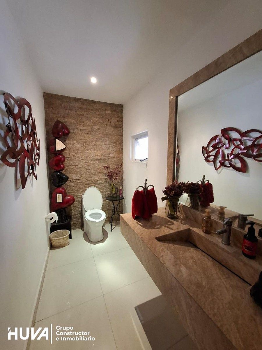 4 de 13: 1/2 Baño de Visitas frente a escalera en Vestíbulo