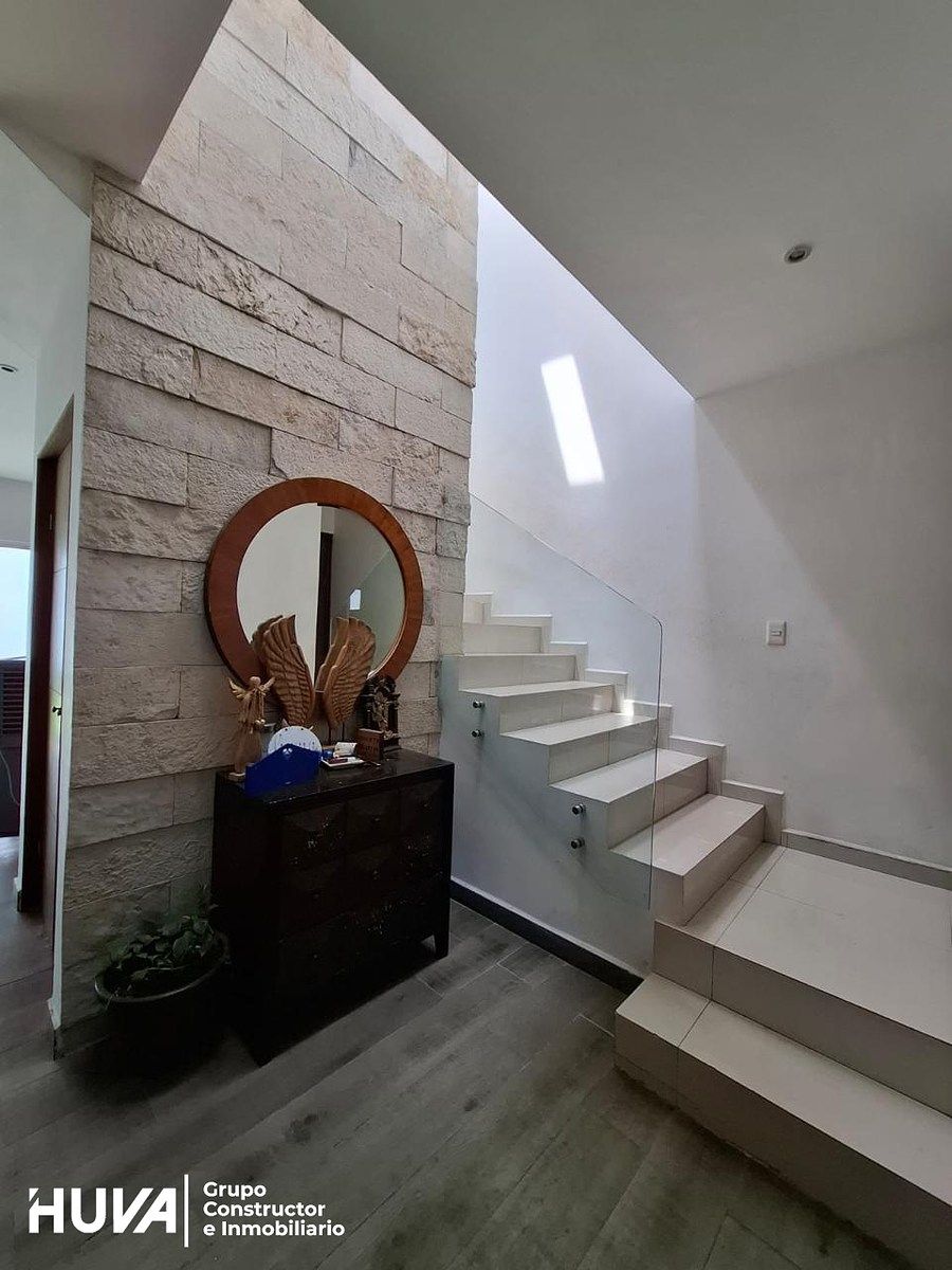 3 de 13: Vestíbulo-recibidor y escaleras al PA