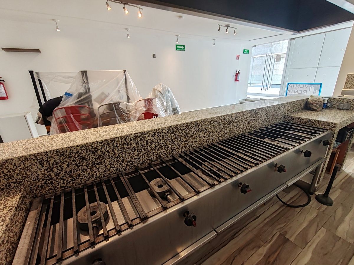 Local Comercial en Venta en Plaza Nouvalia, Oportunidad de Inversión