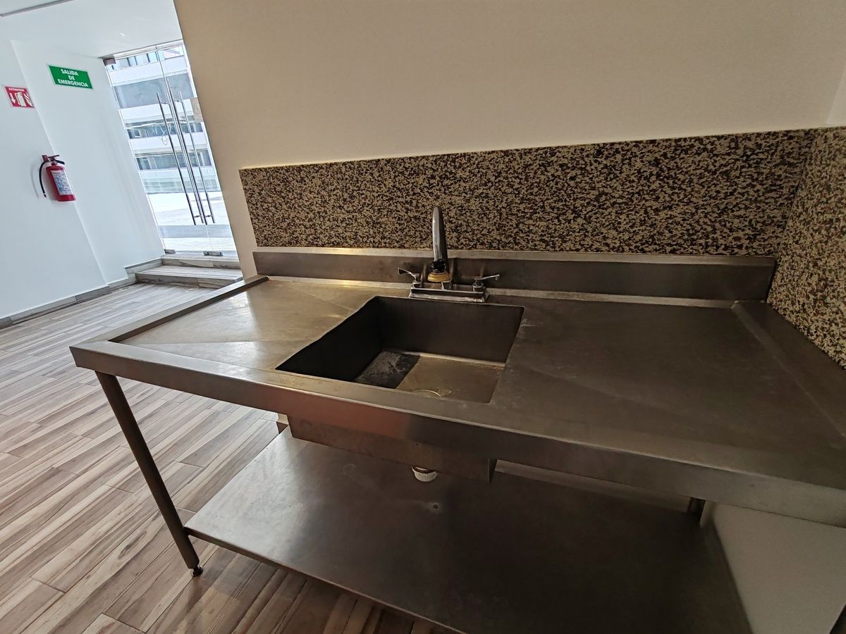 Local Comercial en Venta en Plaza Nouvalia, Oportunidad de Inversión