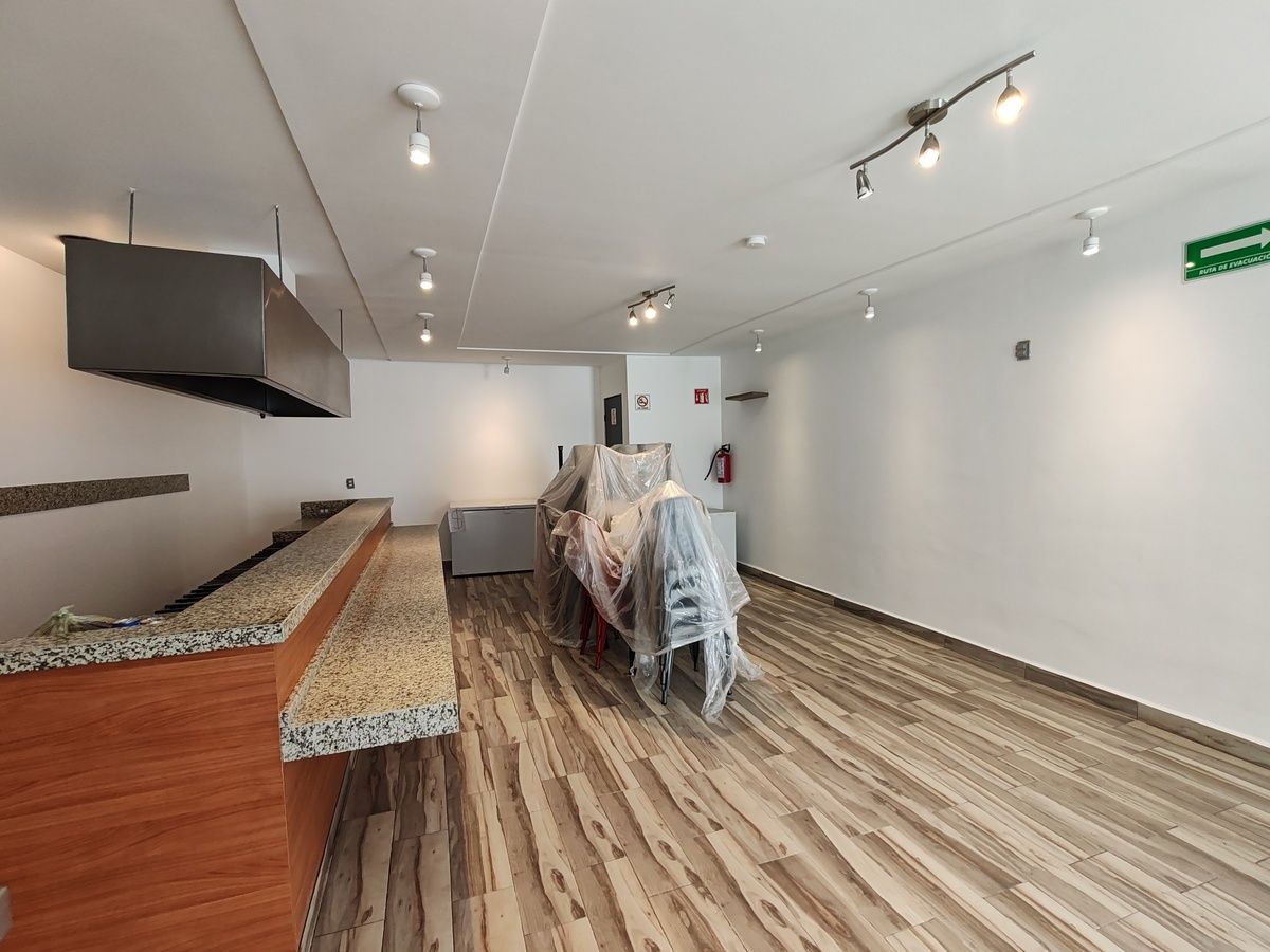 Local Comercial en Venta en Plaza Nouvalia, Oportunidad de Inversión