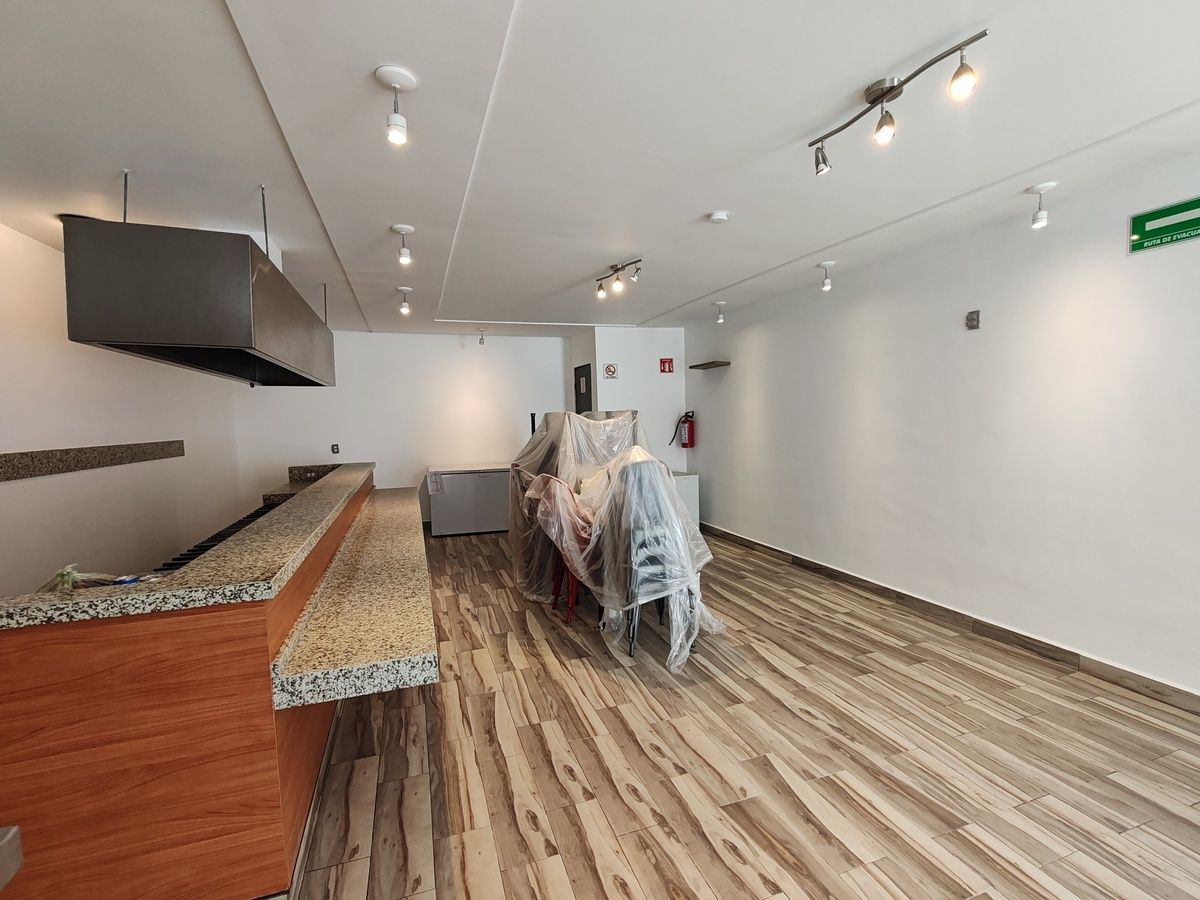 Local Comercial en Venta en Plaza Nouvalia, Oportunidad de Inversión