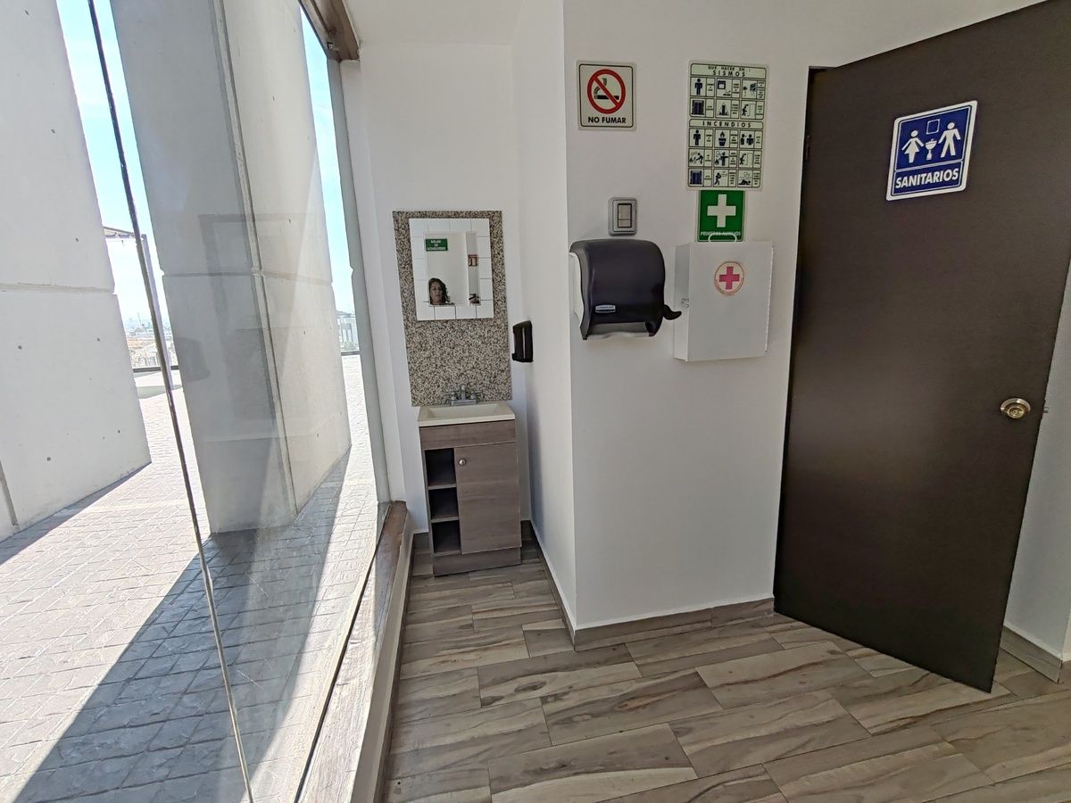 Local Comercial en Venta en Plaza Nouvalia, Oportunidad de Inversión