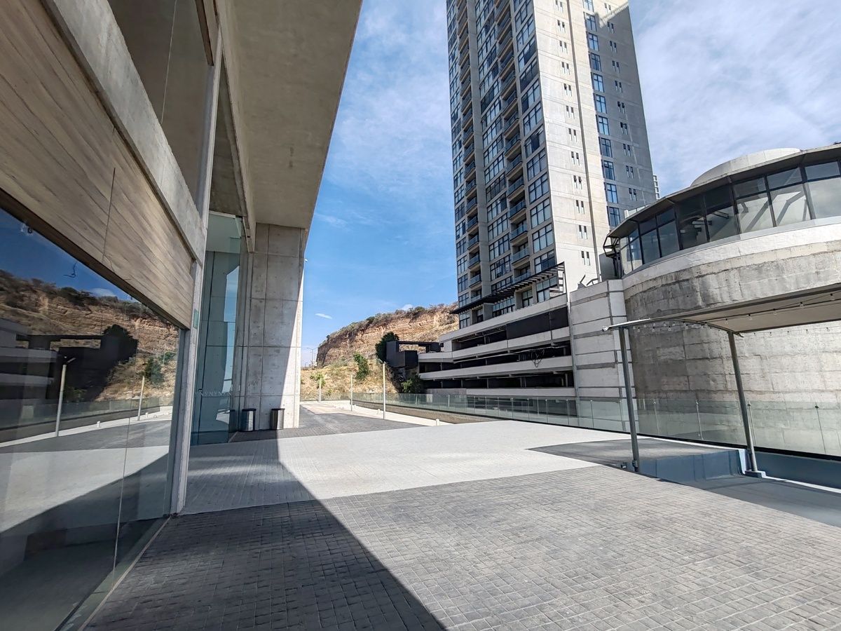 Local Comercial en Venta en Plaza Nouvalia, Oportunidad de Inversión