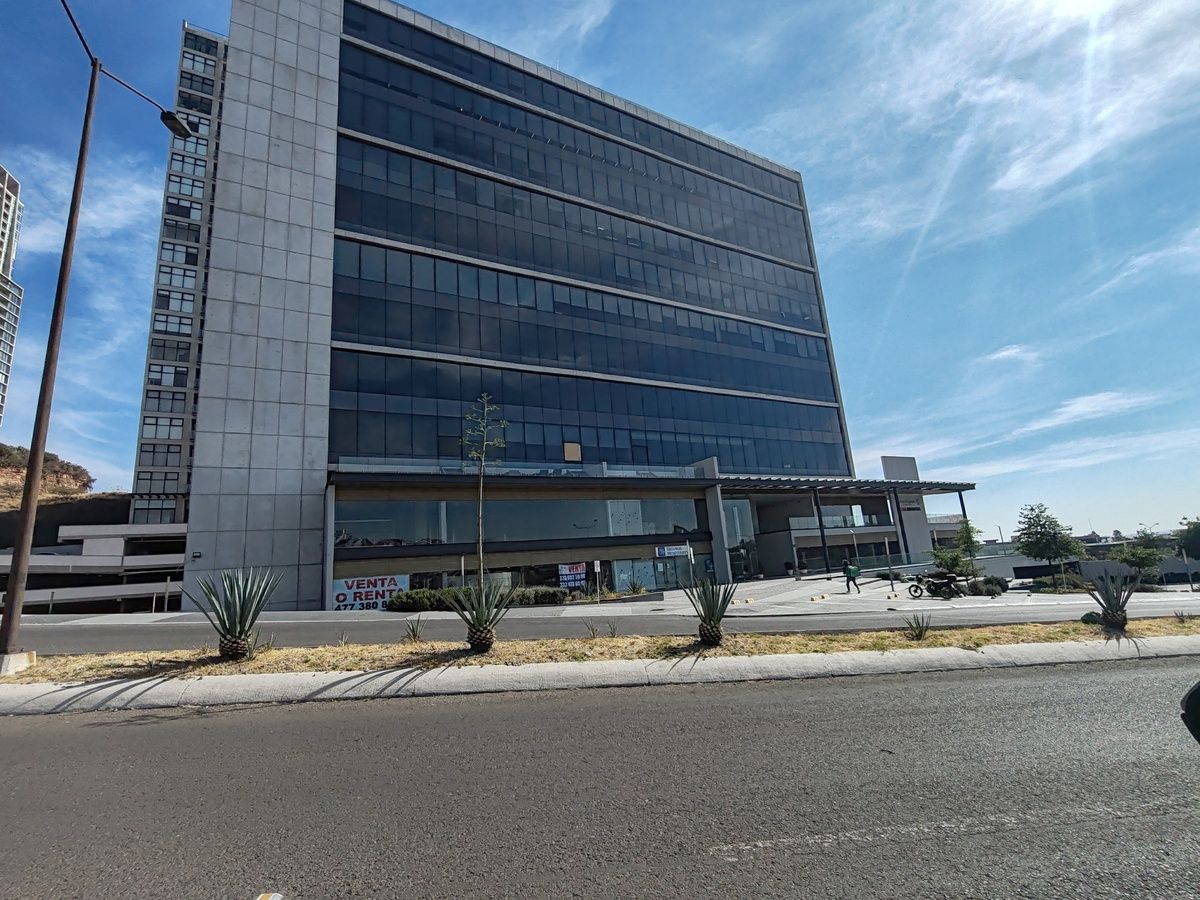Local Comercial en Venta en Plaza Nouvalia, Oportunidad de Inversión