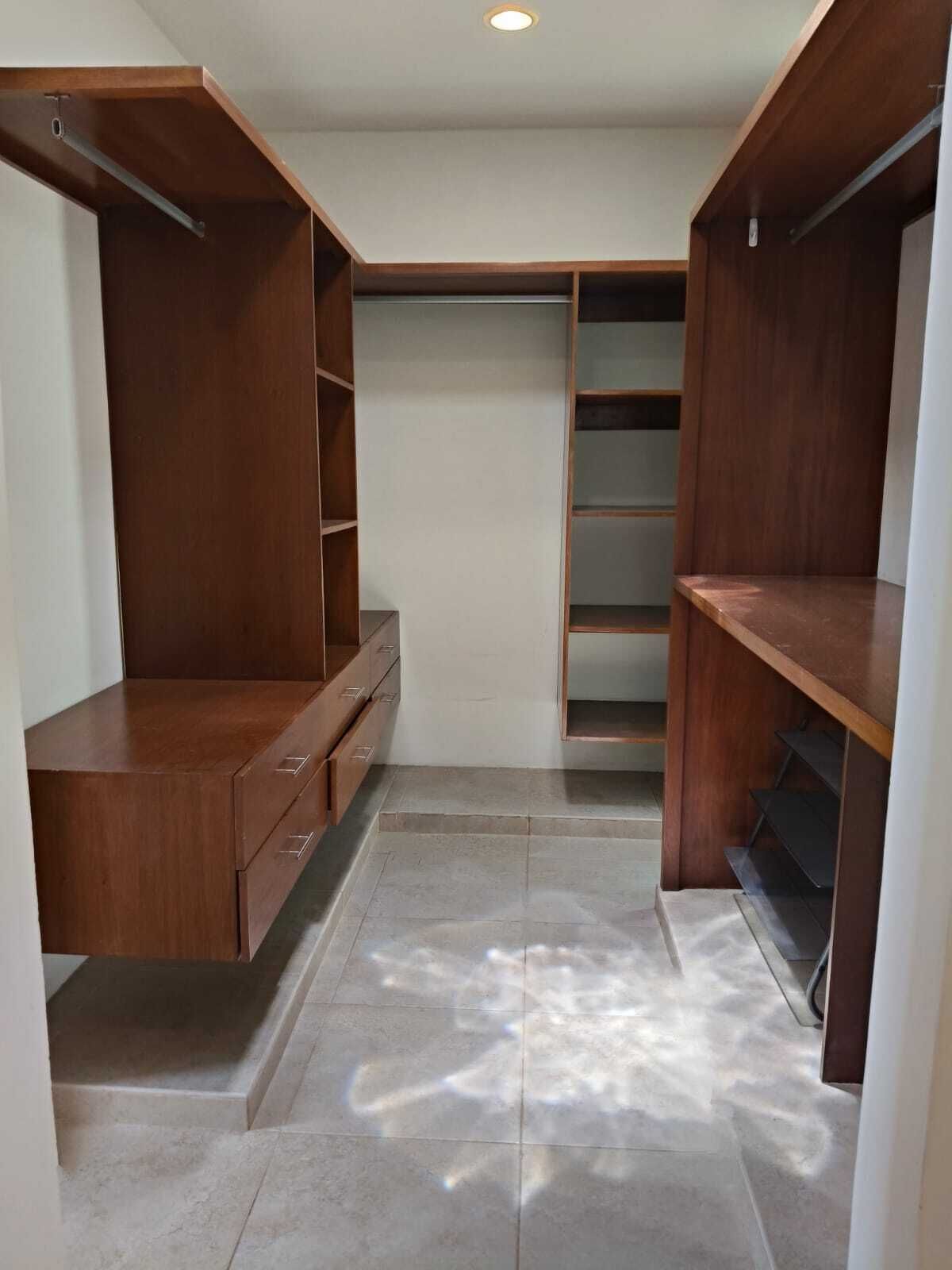 11 de 19: CUARTO VESTIDOR