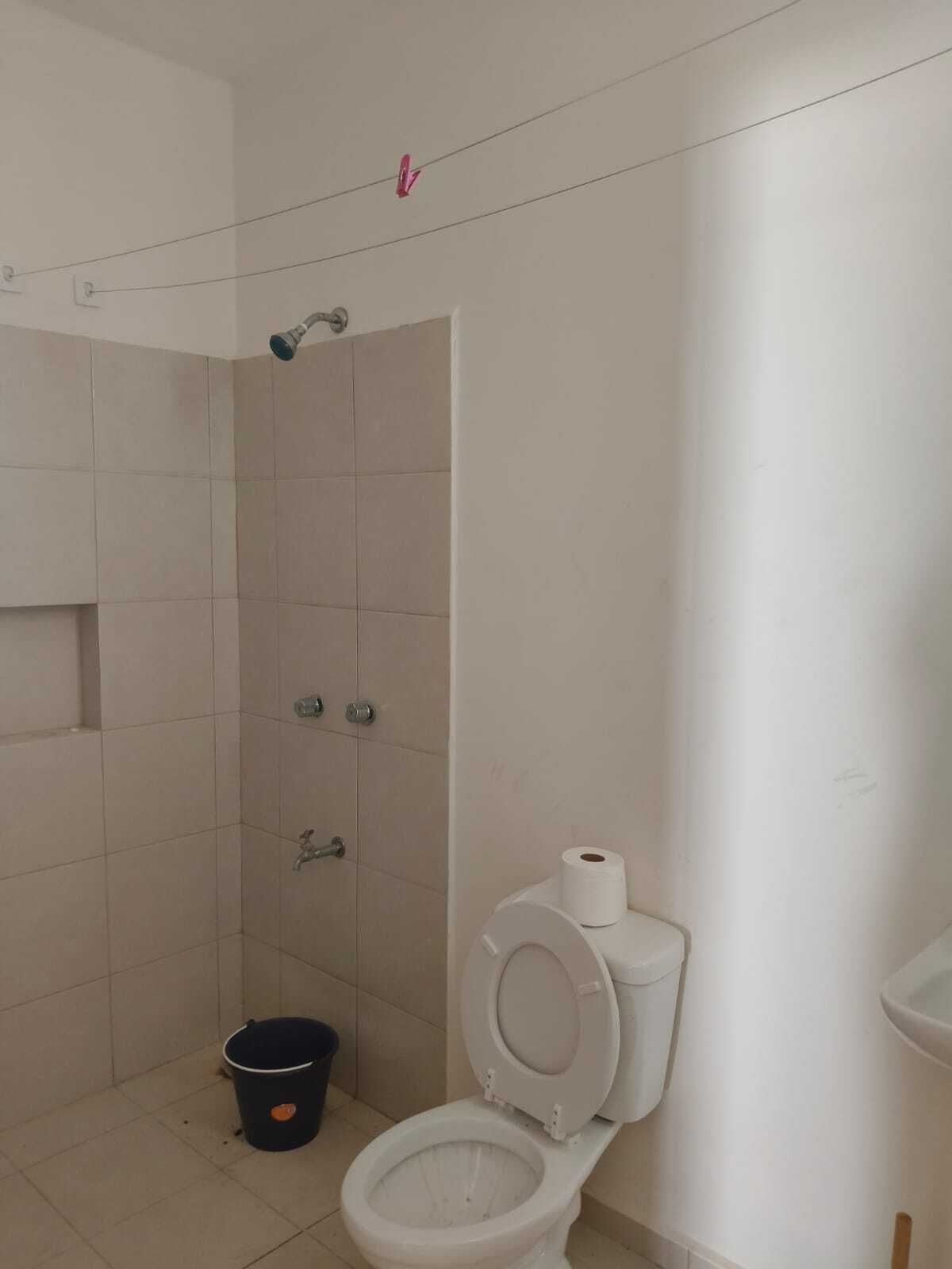 5 de 18: BAÑO DEL CUARTO DE SERVICIO