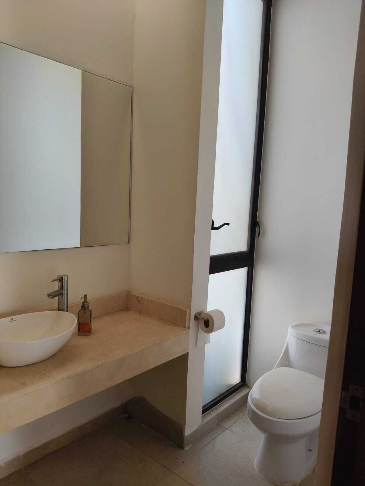 7 de 19: MEDIO BAÑO P/VISITAS