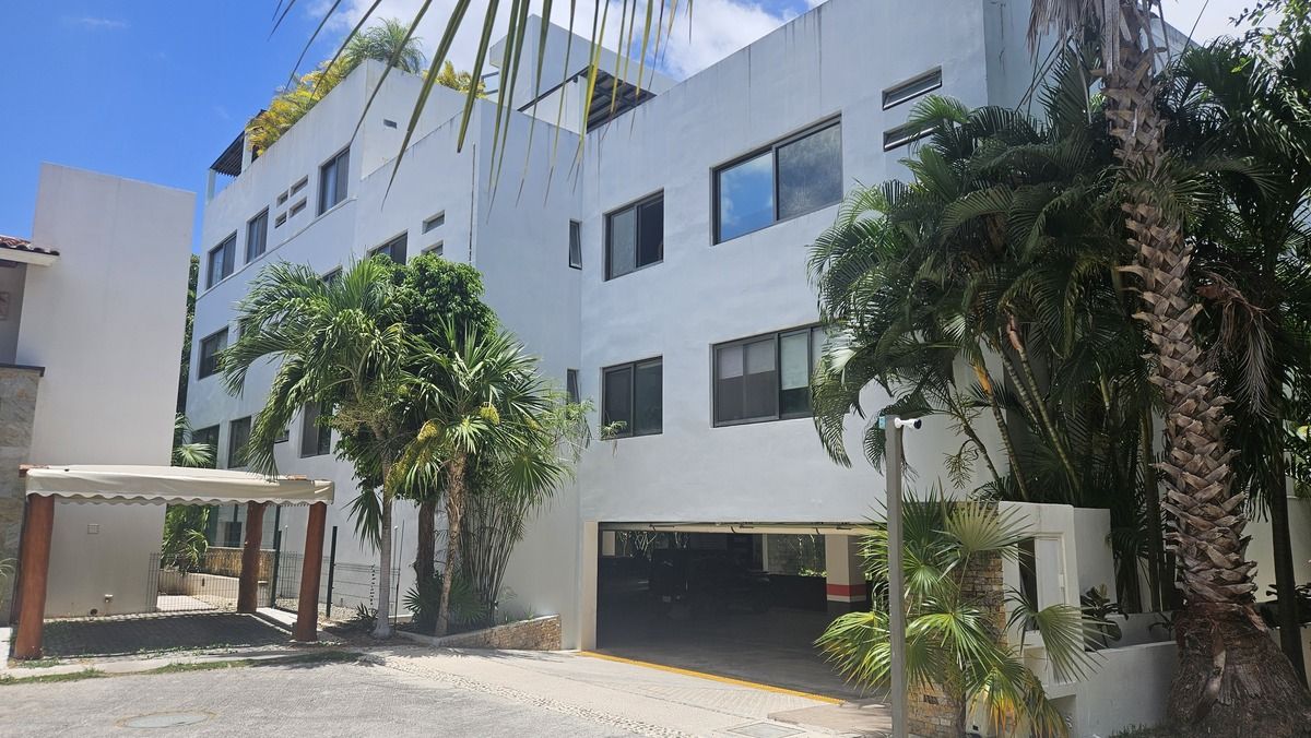 1 de 15: FACHADA DEL EDIFICIO ATRÁS Y ESTACIONAMIENTO