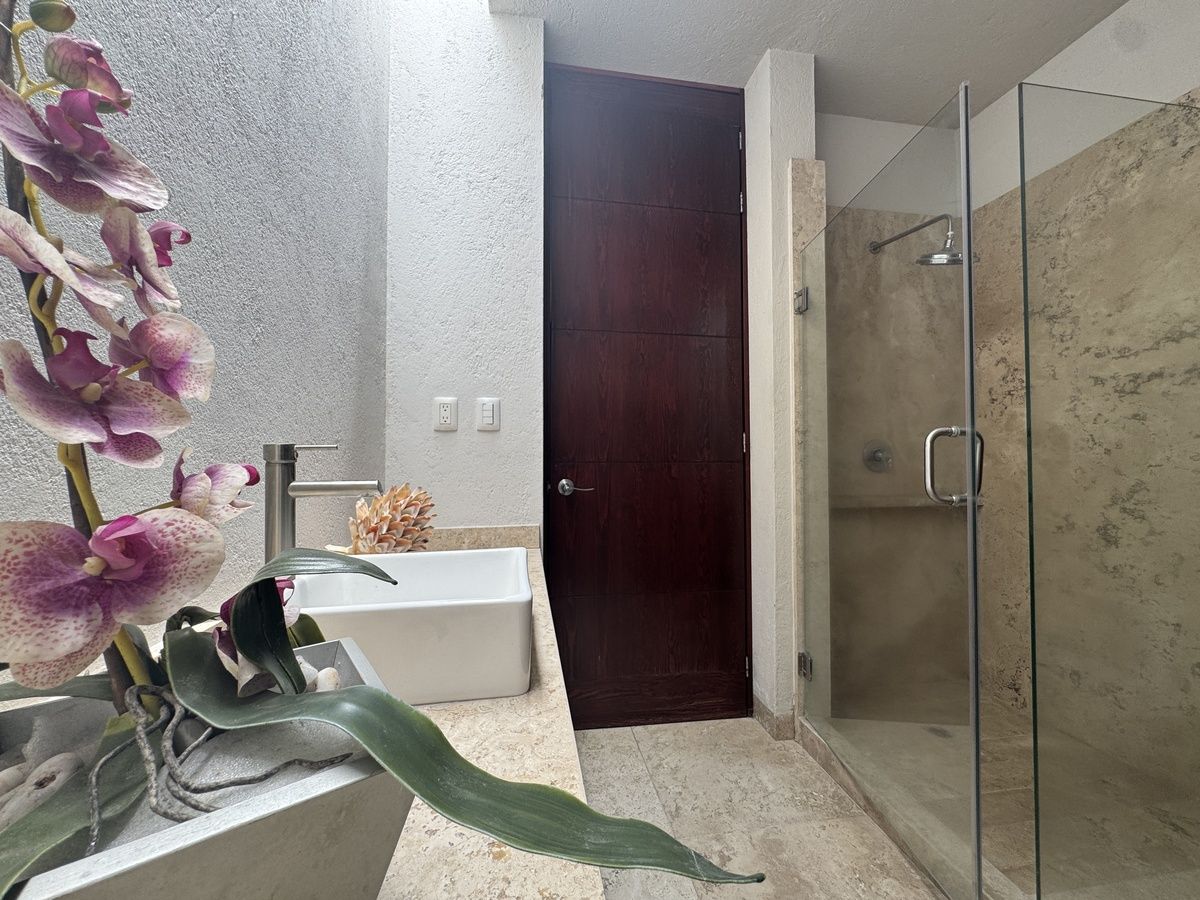32 de 32: Baño recámaras secundarias