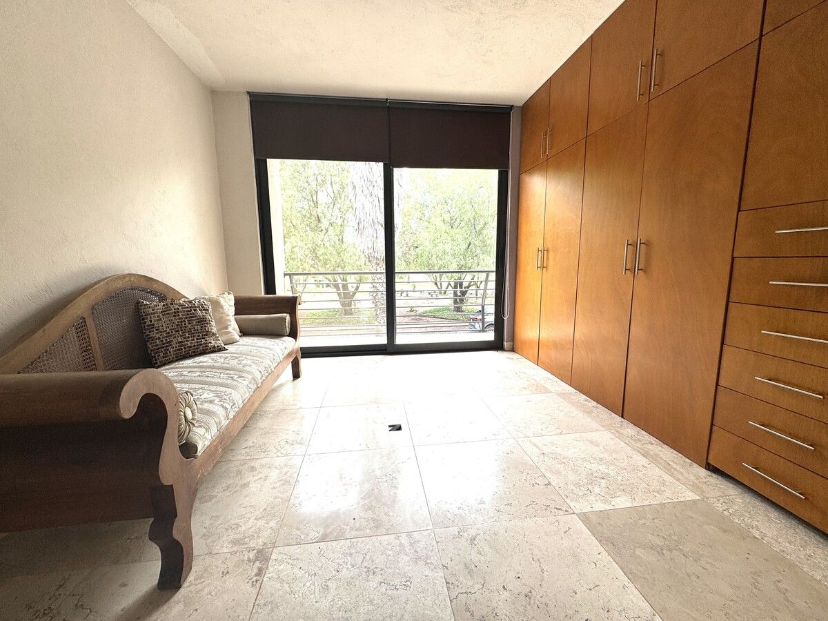 26 de 32: Vestidor de la master suite