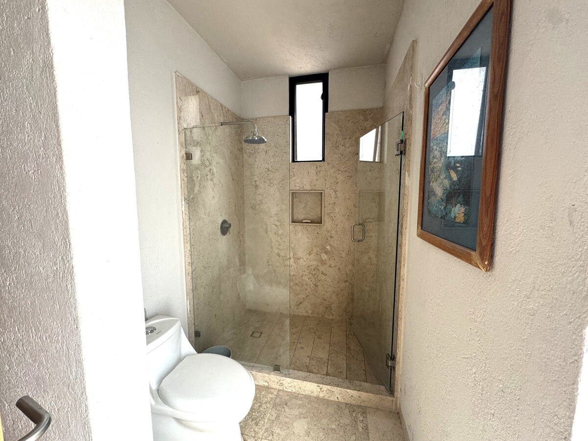 13 de 32: Baño completo abajo