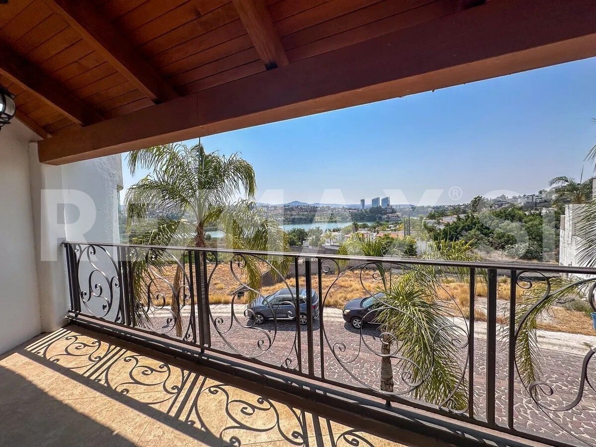 37 de 50: terraza con vista al lago de juriquilla