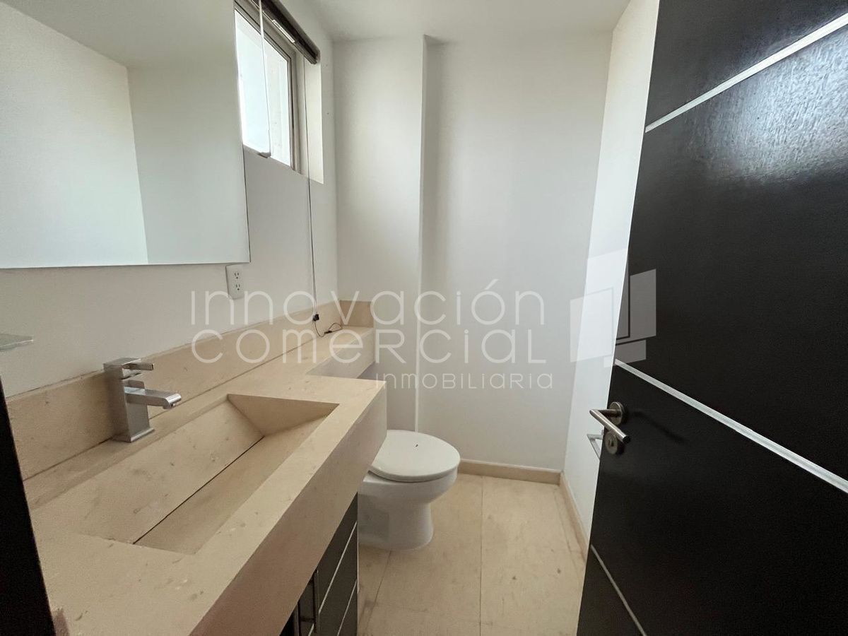 12 de 36: Baño de visitas