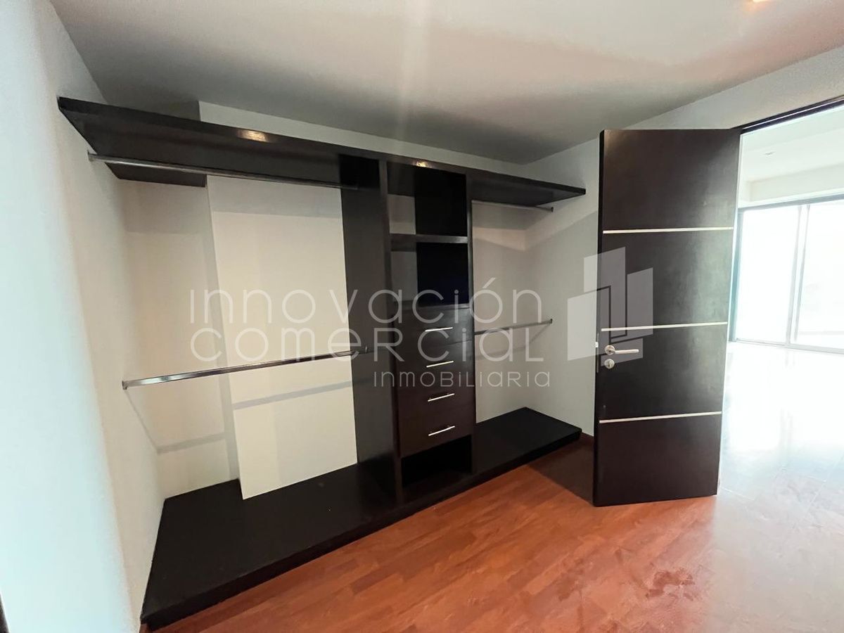 18 de 36: Vestidor principal