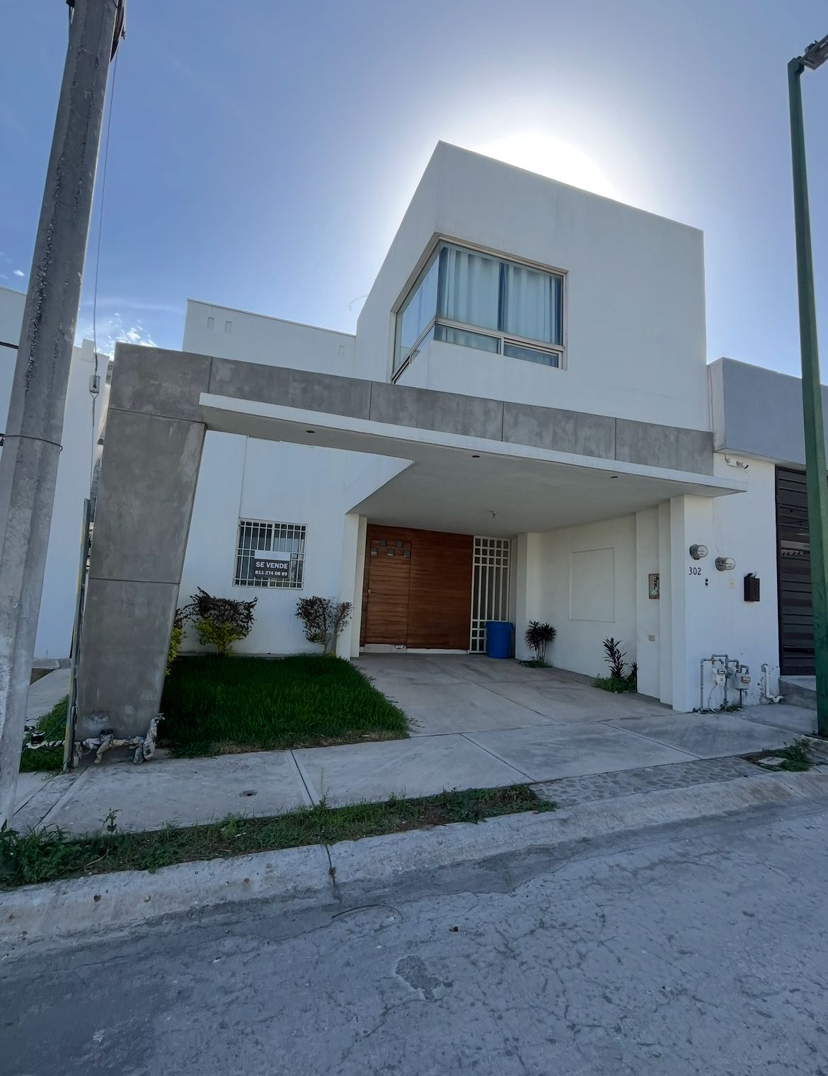 1 of 13: Fachada