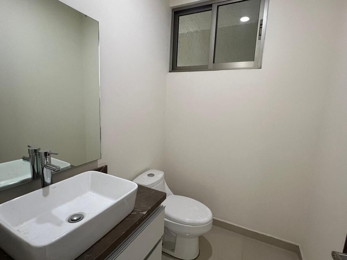 42 de 47: Salón social medio baño