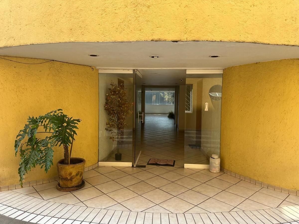 1 de 14: Entrada al edificio