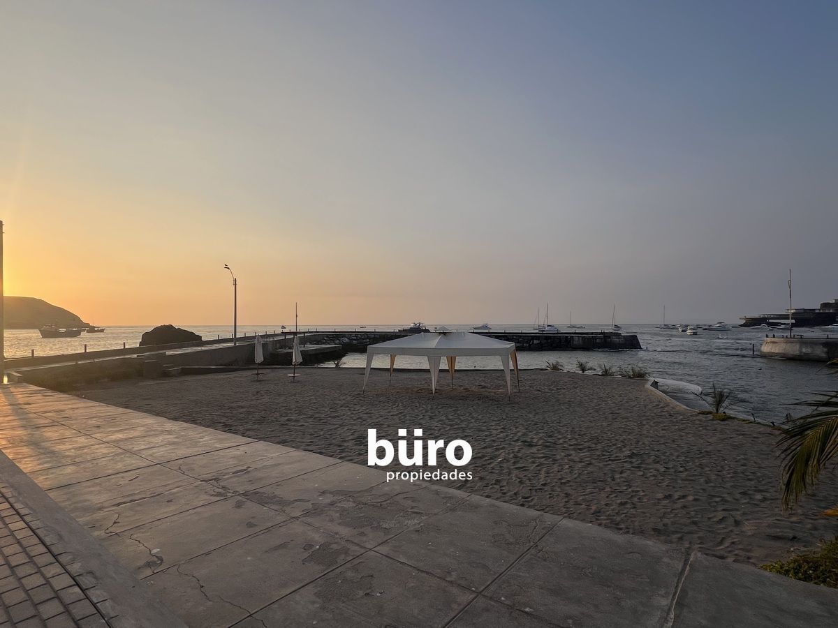 5 de 36: Malecón de la Playa Portobello y playa