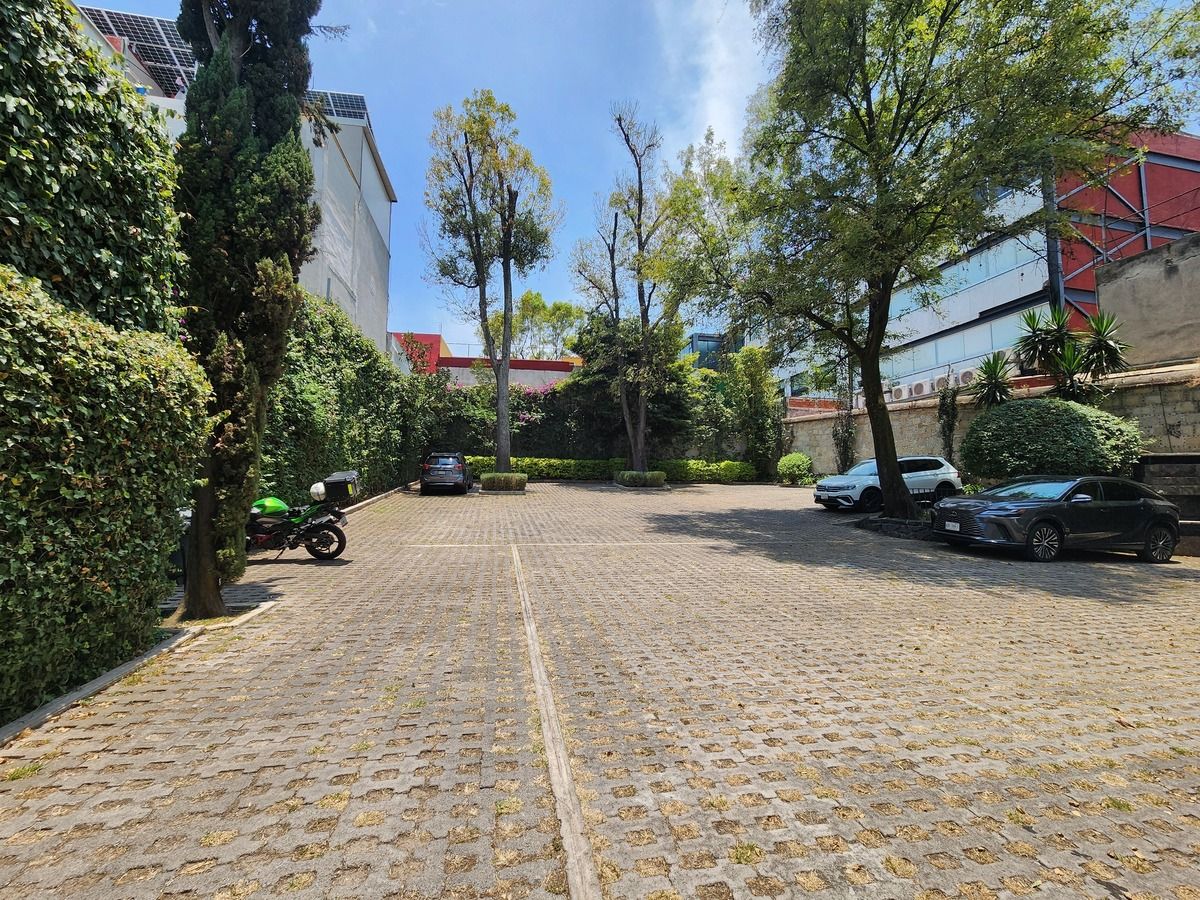 2 of 34: Estacionamiento privado