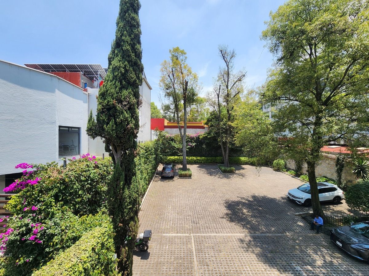 4 of 34: Estacionamiento privado