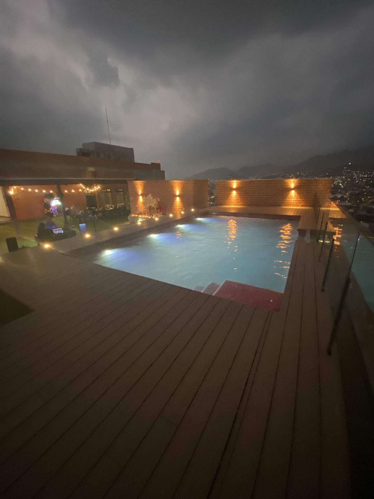 1 of 17: Alberca RoofTop Piso 18