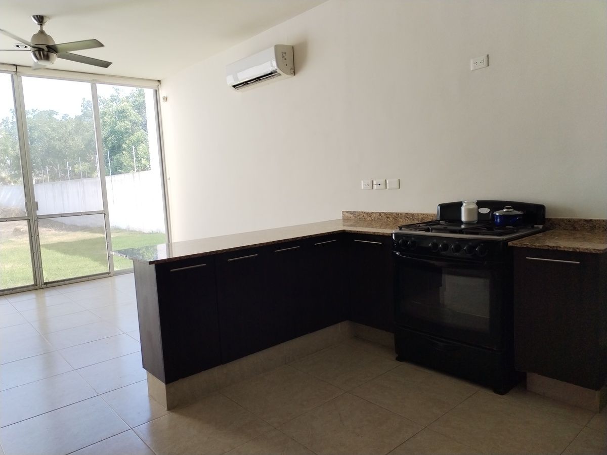 4 of 32: Cocina vestida