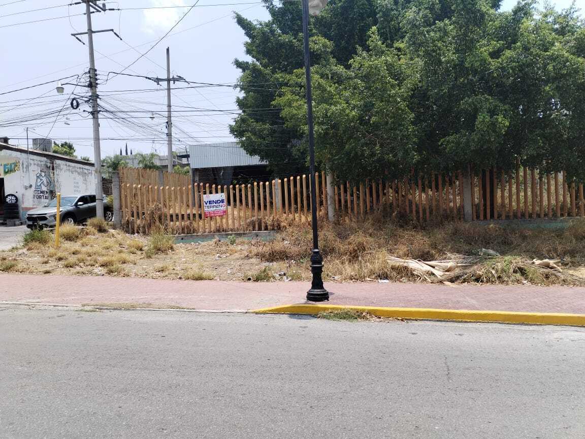 4 of 13: Fachada del terreno