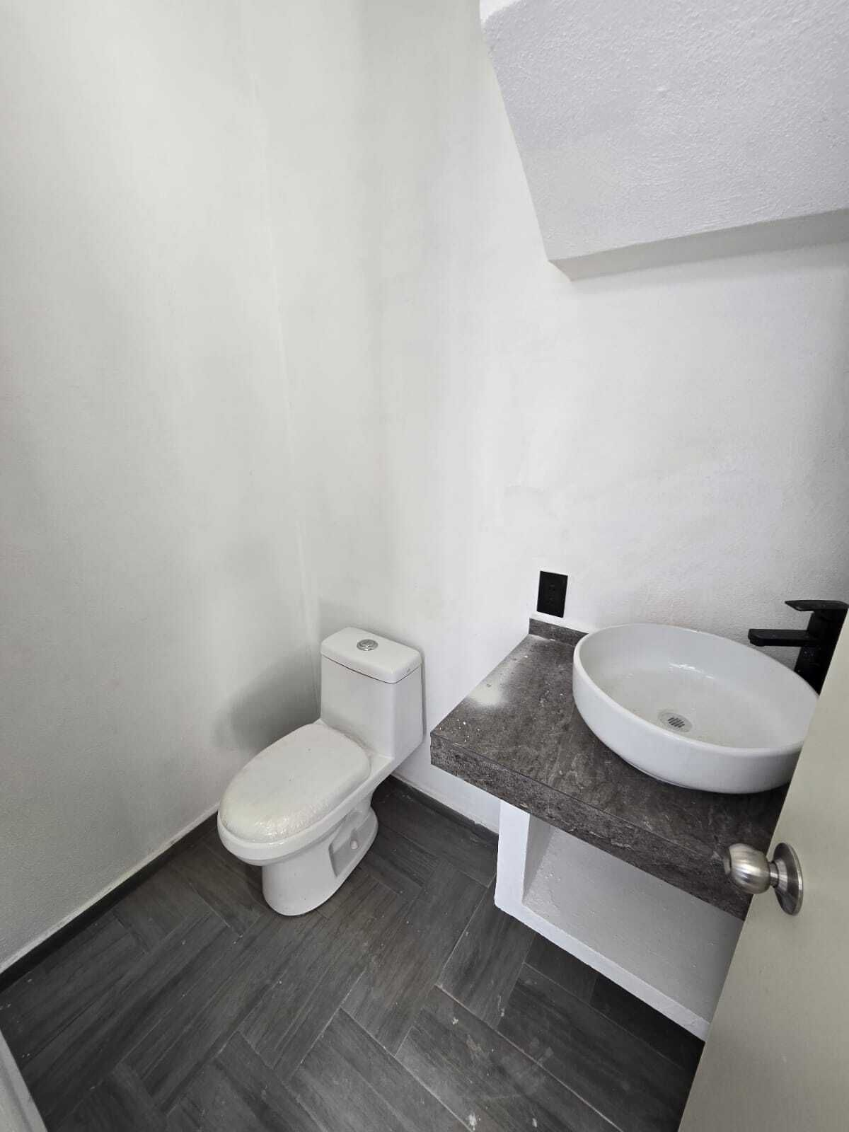 4 of 21: MEDIO BAÑO