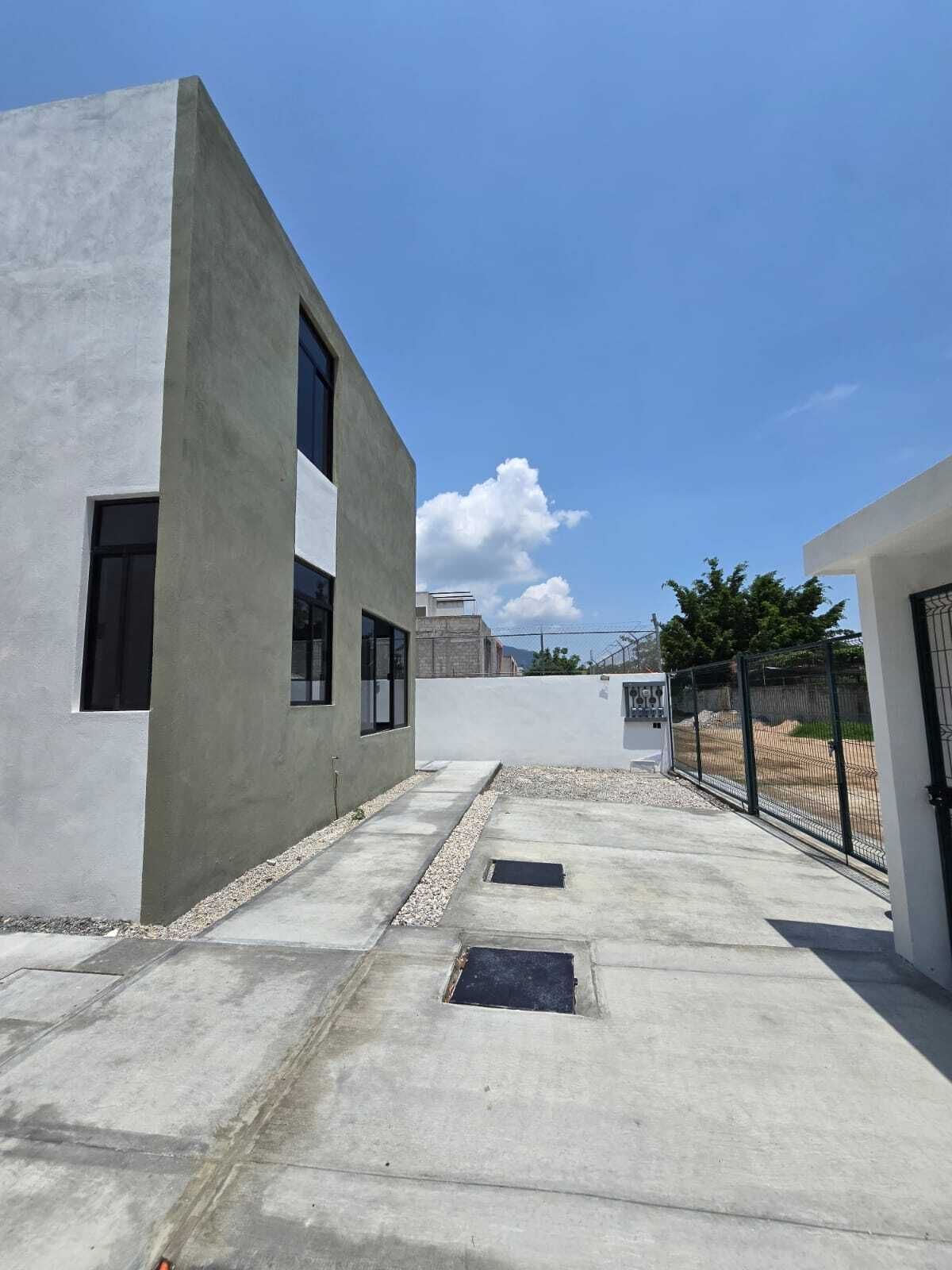 4 of 25: AREA DE ESTACIONAMIENTO