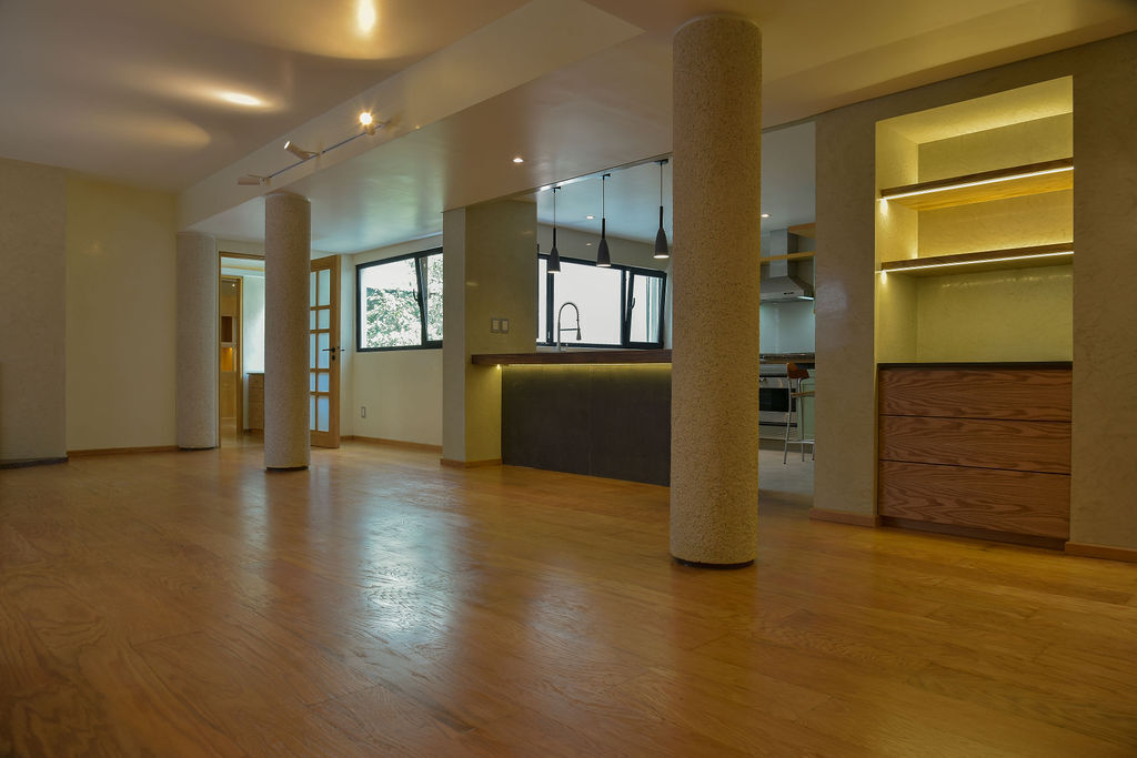 3 de 46: Circulación entre, comedor, cocina hacia el vestíbulo de las