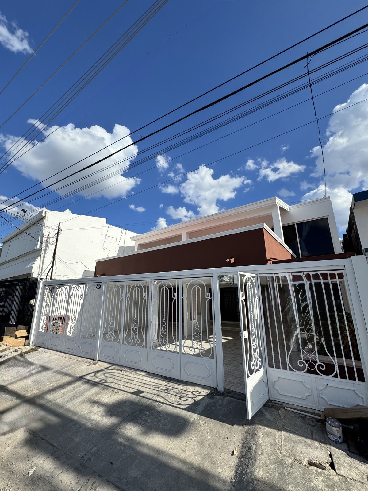 1 de 23: Fachada principal