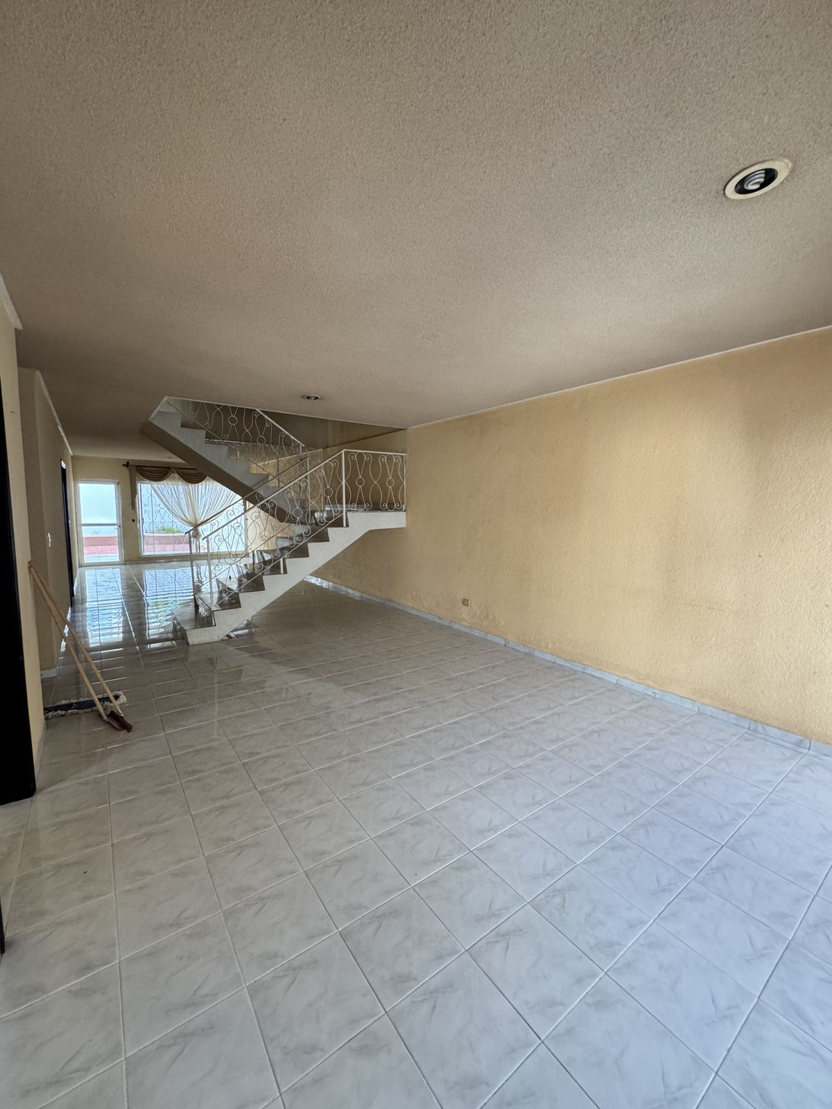 2 de 23: Espacio de sala y comedor