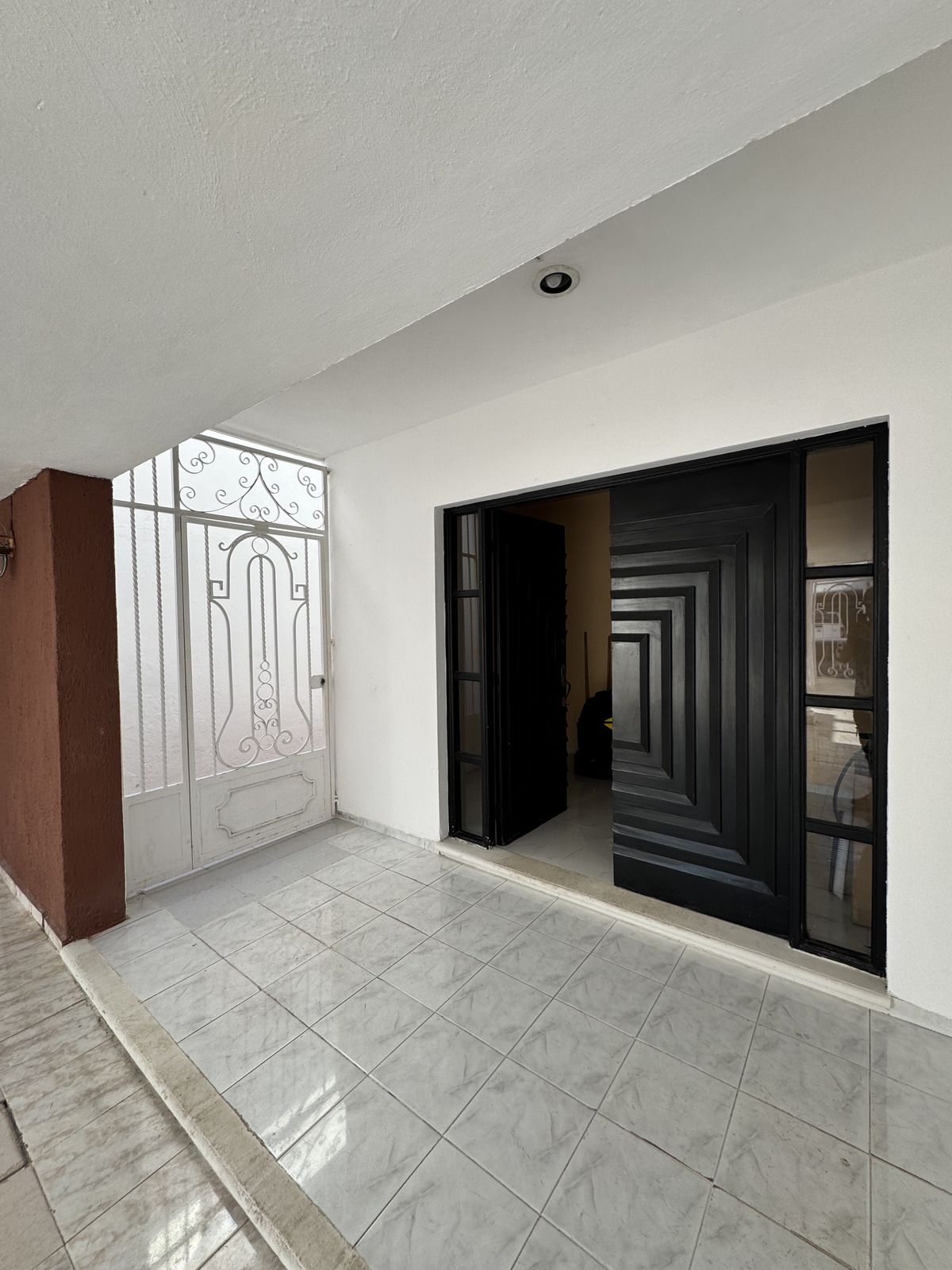 3 de 23: Puerta principal