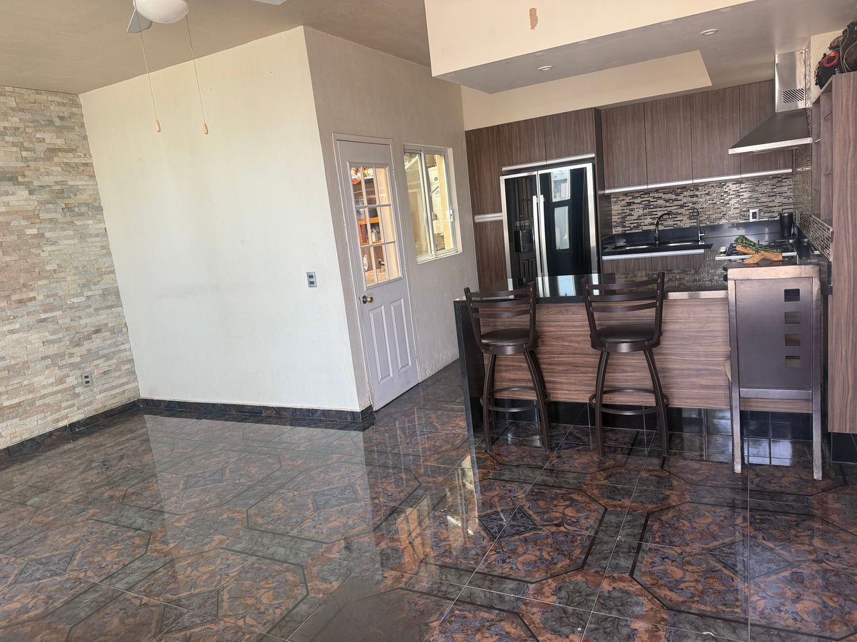 20 de 23: Comedor con vista a la cocina