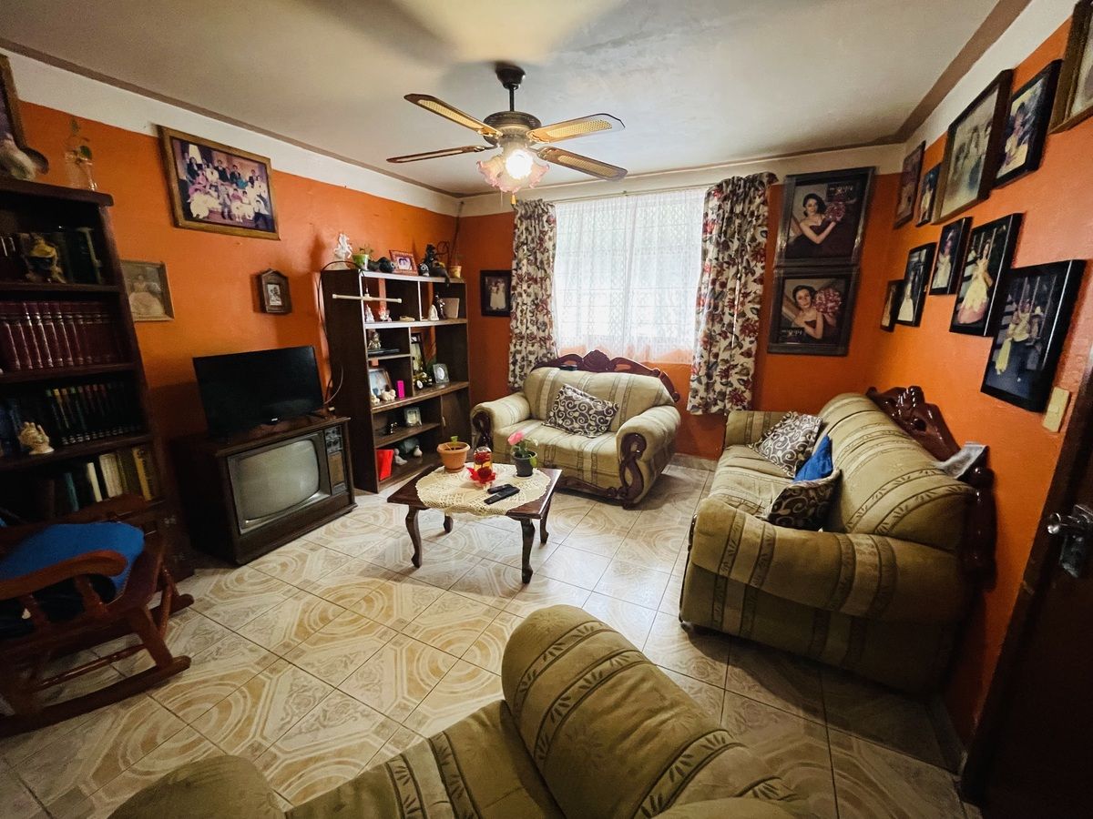 4 of 35: Sala