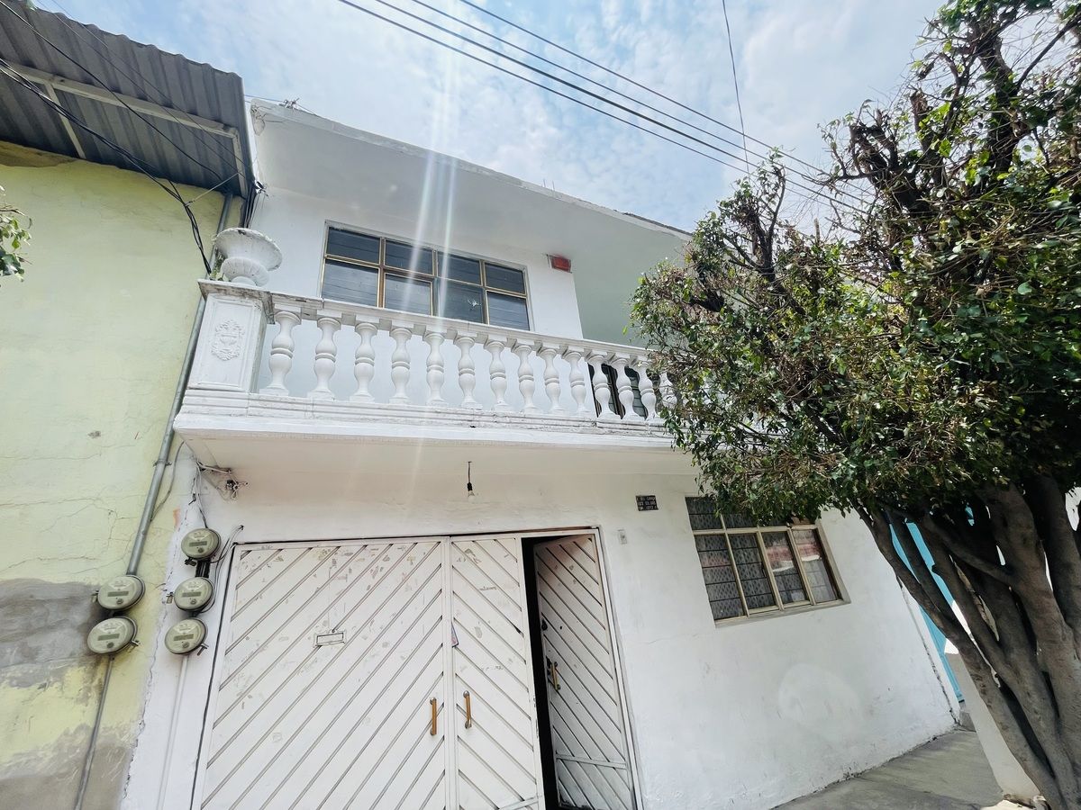1 of 35: Fachada
