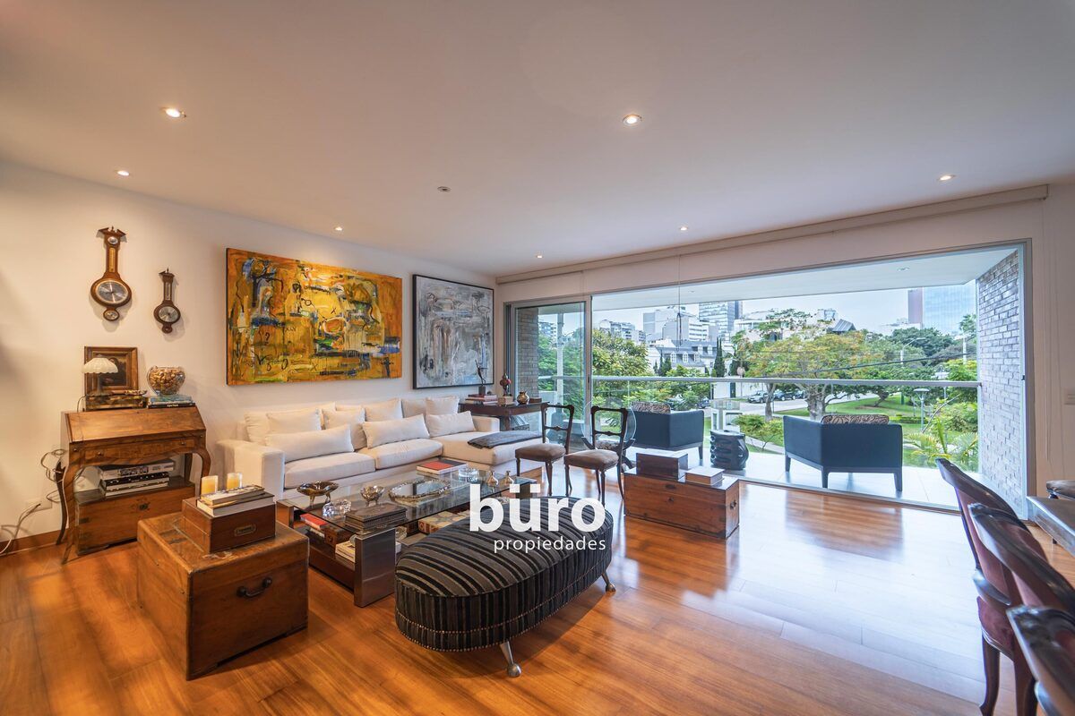 2 de 26: Sala con vista al parque.