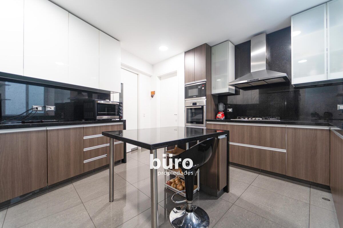 4 de 26: Equipada con torre de hornos, cocina y campana extractora.