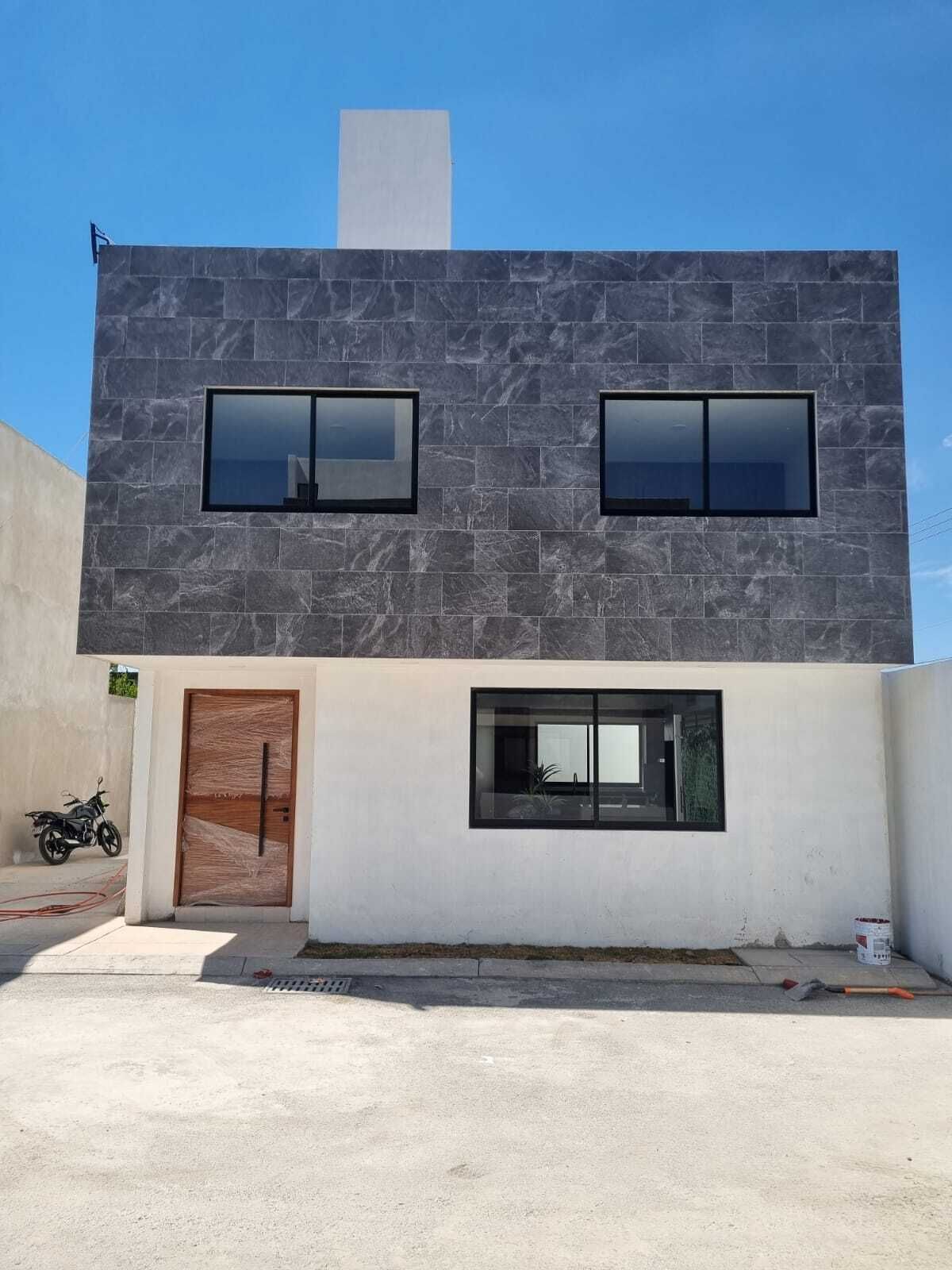 3 of 35: FACHADA FRONTAL
